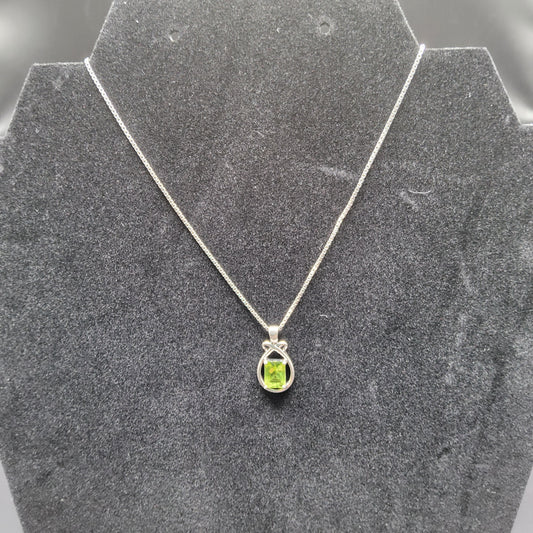 Peridot Pendant marked 925 and 925 box chain from Italy